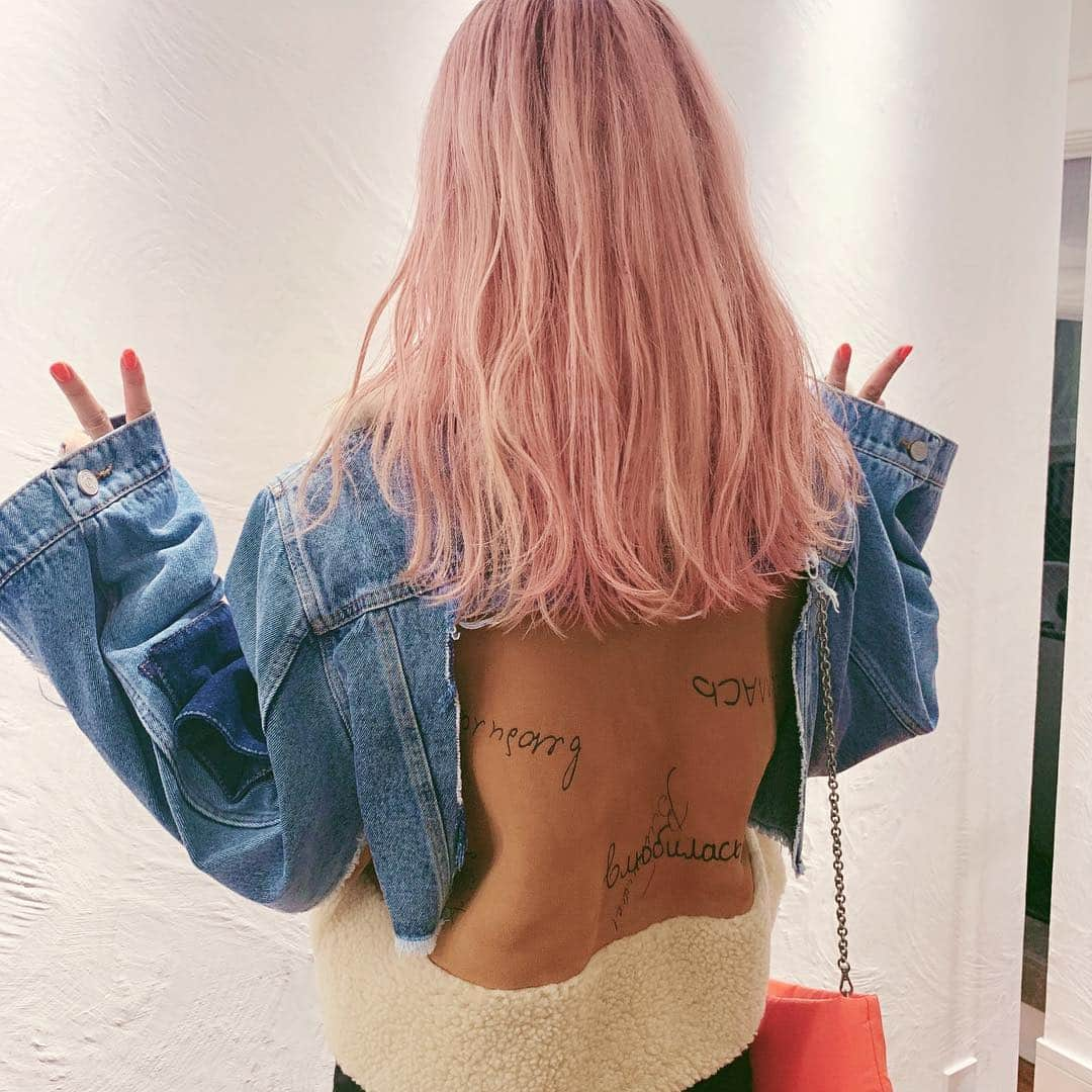 megbabyさんのインスタグラム写真 - (megbabyInstagram)「7cm cut✂️💇🏼‍♀️スーパートリートメント完了✌🏻✨ 最近ピンクカラーはおうちでセルフでやってるの☺️㊙️ 韓国でなんとなく買ってみたんだけどすごくいい☺️☺️☺️」11月22日 19時12分 - _megbaby_