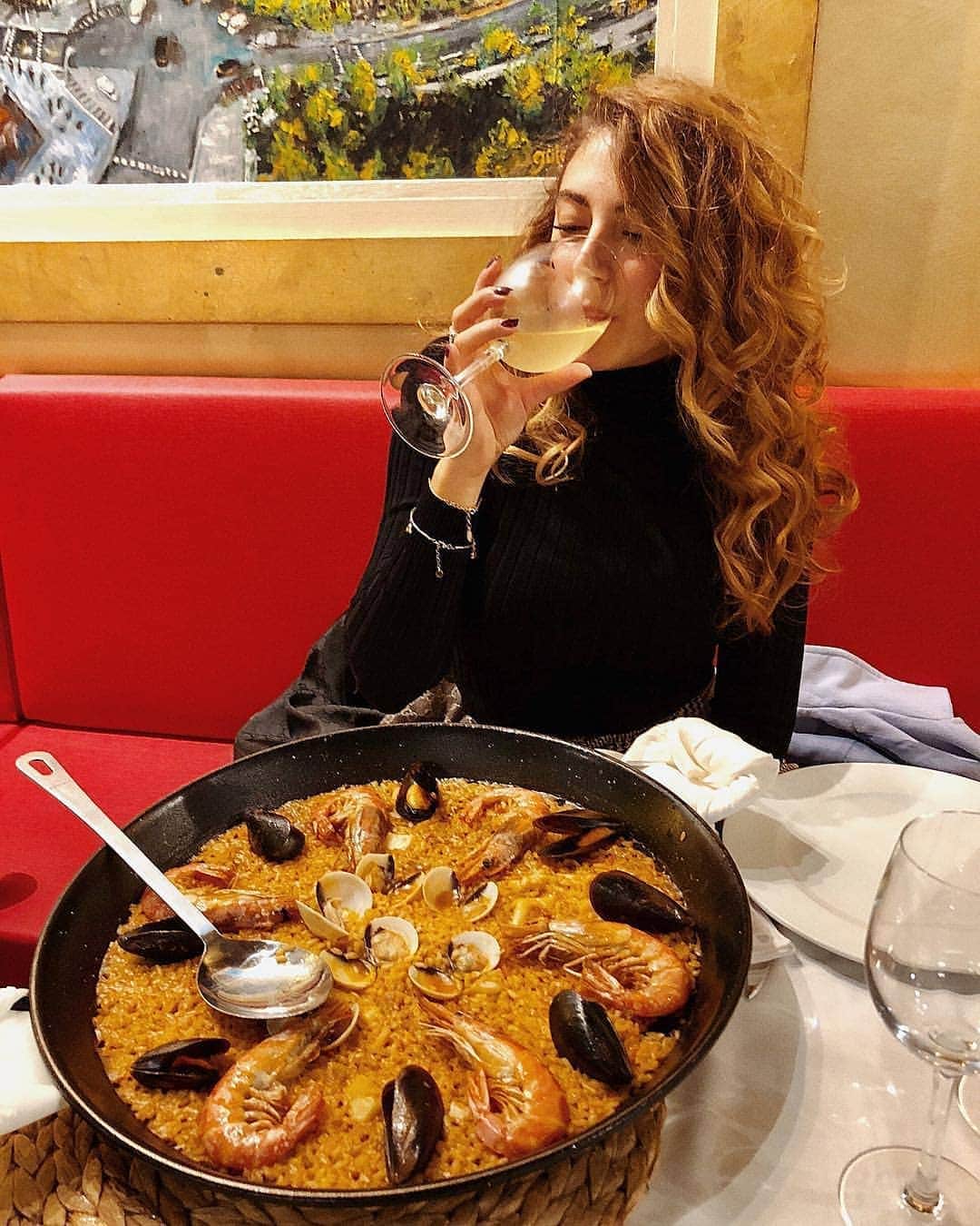 Top Dog Photoのインスタグラム：「TOP Barcelona 🥘 @restaurantgaudim 📷 por @lovgre •  #topbarcelonaresto Visita la galería de nuestro artista destacado para conocerlo y darle cariño !! Look at the featured gallery to share the L❤️VE #communityfirst」