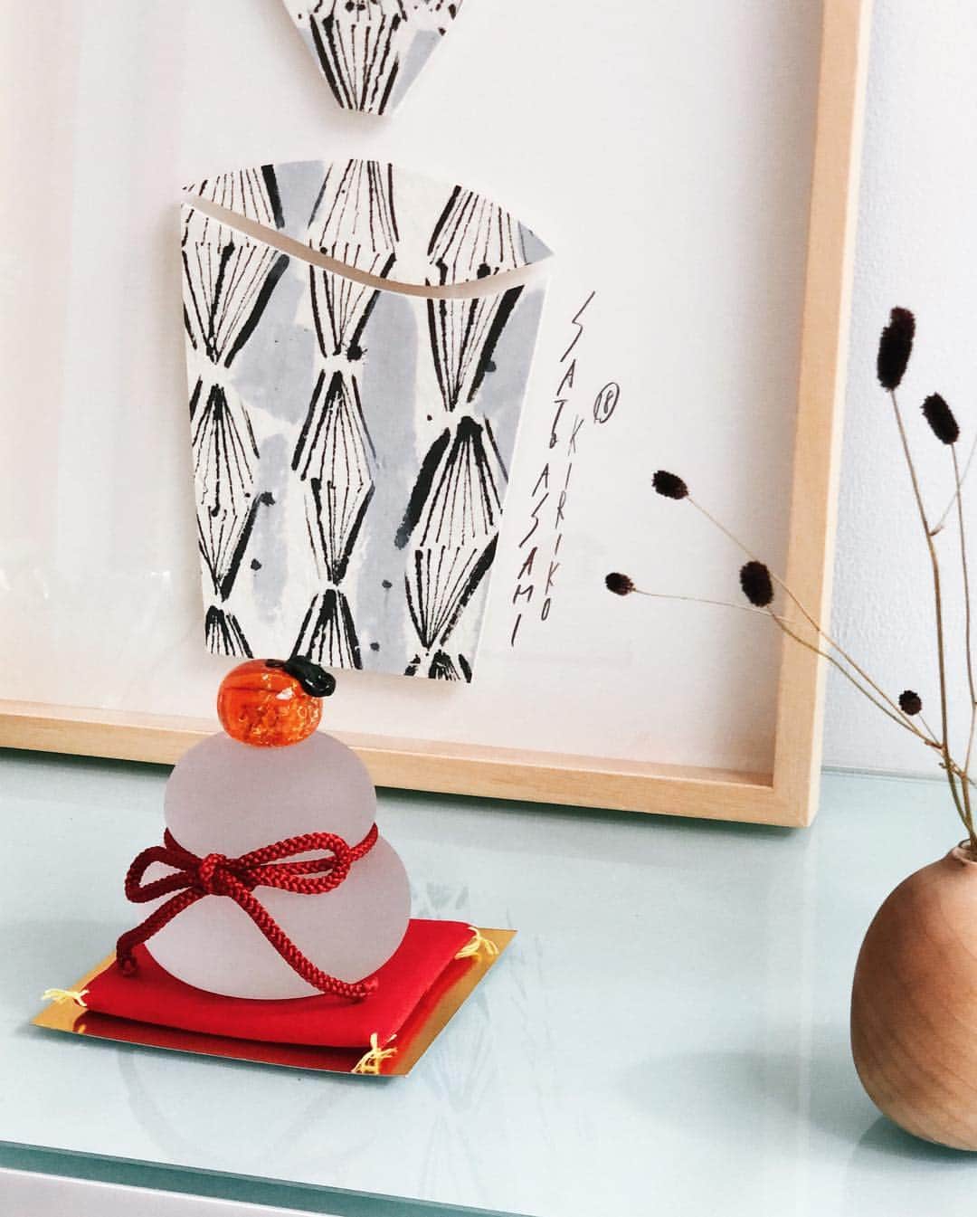 大橋菜央さんのインスタグラム写真 - (大橋菜央Instagram)「Beautiful Japanese new year decoration✨It’s all made by glass💫 . . 一目惚れしたガラスの鏡餅✨ 去年は12月頭には売り切れたので気が早いけど早めにget😆🙌 インテリアにも馴染むのも嬉しいし、 ガラス職人さんがひとつひとつ手作りと聞いてほっこり  種類が沢山あったけどこのぽってりしたマットなガラスに組紐のような厚みのある赤のリボンがお気に入り❣️ . お正月はどんなお花と一緒に飾ろうかな☺🎍 . . . @kasityo_webさんのアカウントのURLから購入可能ですよ🙆‍♀️ https://www.rakuten.co.jp/kasityo/ . . . . #一目惚れ #ガラスの鏡餅#鏡餅 #カシテュエ#お正月飾り#フロスト#手作り#ハンドメイド#ガラス工房#クラフトハウス#インテリアに馴染むお正月飾り#ギフト #japanesecrafts#glasscrafts#crafthouse#newyeardecolation#japaneseinterior#pr#kasityo #暮らしを楽しむ #赤ちゃんのいる暮らし」11月22日 19時50分 - naoliving
