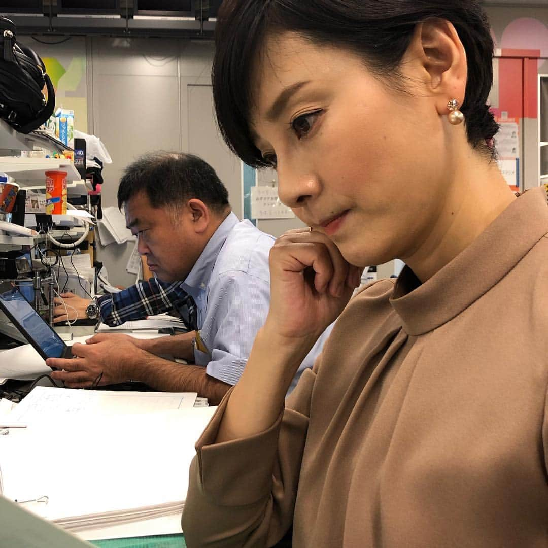 フジテレビ「プライムニュース イブニング」さんのインスタグラム写真 - (フジテレビ「プライムニュース イブニング」Instagram)「見た目ほど、怖くないんです。  #反町理　 #島田彩夏 ワンピース　#paulstuart ピアス　#アビステ #プライムニュースイブニング #倉田大誠　#木村拓也　#海老原優香　#酒井千佳　#中川真理子　#小澤陽子  #上中勇樹　#今湊敬樹 #フジテレビ　#アナウンサー 公式HP：http://www.fujitv.co.jp/prime_evening/」11月22日 19時51分 - livenews_it