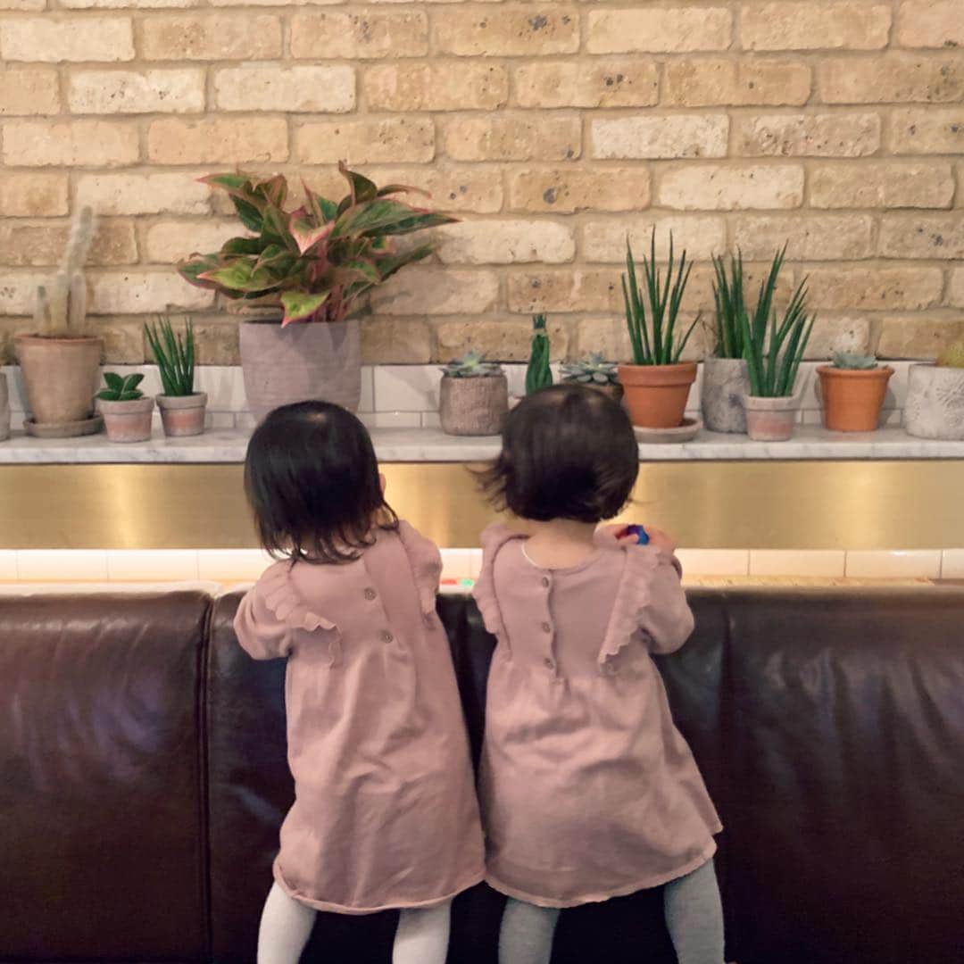 MEGのインスタグラム：「つむじが２つある方が我が娘です。#なかよし」