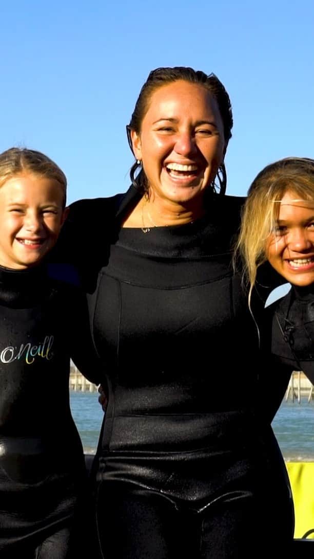 カリッサ・ムーアのインスタグラム：「Spent a day at the Surf Ranch with two special little girls. One of my most memorable experiences I’ve had there so far. Thank you World Surf League @wsl for this incredible opportunity to share the stoke❤️ video: @gregsworld Greg Browning」