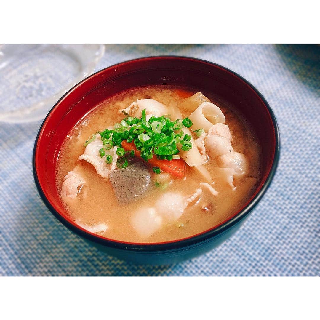 森脇亜紗紀さんのインスタグラム写真 - (森脇亜紗紀Instagram)「👩🏻‍🍳❤︎ #asakitchen 金目鯛とっても美味しかった〜！ 最近からだに優しい和食ばっかりだから 彩のある洋食も載せとこうと思ったら 基本茶色だった。🙊笑 ・ よくお料理載せてほしいと嬉しい リクエスト頂くので、久々に。❤︎ #asakitchen #料理#趣味#手作りごはん #金目鯛の煮付け #豚汁 #ハンバーグ #スープカレー」11月22日 22時52分 - asaki516