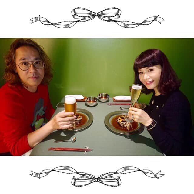 大地真央さんのインスタグラム写真 - (大地真央Instagram)「本日、11月22日は⭐いい夫婦の日⭐だそうですね。 ⭐夫婦⭐で上海蟹を堪能してきました🦀 漢方食養湯にはじまり、上海蟹三昧、フカヒレも❣😆 #11月22日 #いい夫婦の日 💏  #いいにゃんにゃん😺とも言う…(^_^)v #上海蟹 🦀 みんなでシャンハイ👋…(^_^)v カニんやで…(^_^)v #フカヒレ 🦈 #コラーゲン補給 こらー元気になる2😊…(^_^)v #大地真央 #MAODAICHI #森田恭通 #yasumichimorita」11月22日 23時16分 - daichimao_official