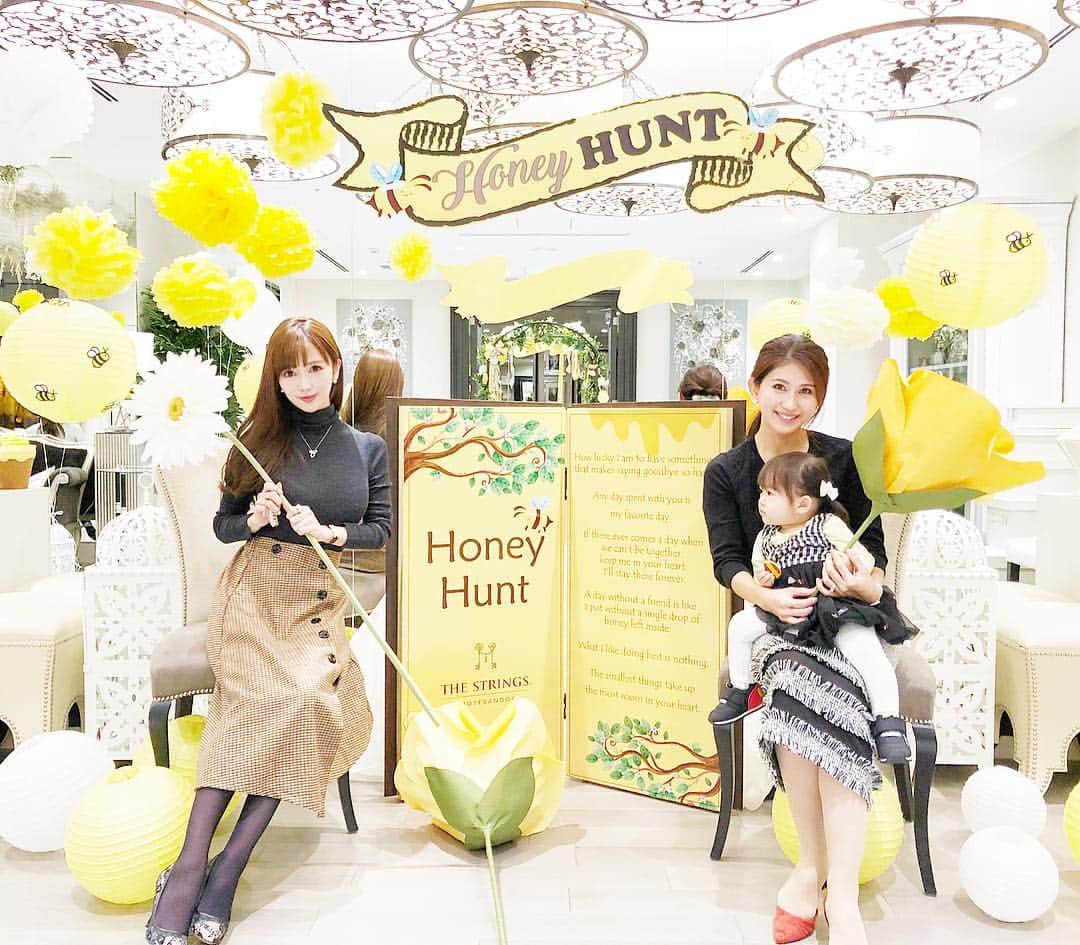 関有美子のインスタグラム：「🐝🍯🐝🍯🐝🍯 . . 先日のハニーハントは 可愛い可愛いママ友の @ayaka_happysmile と🌸 . . お互い関西出身で 話していると関西弁が止まらないんです😂💕 . .  #ストリングス表参道 #スイーツビュッフェ#東京カフェ#表参道カフェ#カフェ巡り#アフタヌーンティー#ハニーハント#はちみつ#stringshotel#表参道#ハニーハントビュッフェ#コーデ#otd#ottd#ユニクロ#ユニクロコーデ#ユニクロきれいめ部#インフルエンサー#ママ友#二児の母」