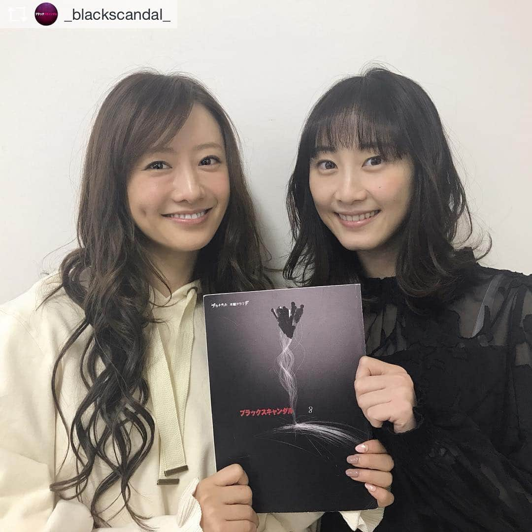 松本まりかさんのインスタグラム写真 - (松本まりかInstagram)「今から始まります。玲奈の、唯菜のド豹変ぷりをご堪能ください。玲奈とは現実も事務所の先輩後輩の関係でした。とても可愛い後輩です😌唯菜はもう仕方ないけど、玲奈には裏切られたくありません😘Repost from @_blackscandal_ @TopRankRepost #TopRankRepost ‪紗羅から亜梨沙に生まれ変わっても、唯菜とは深い絆で結ばれていると思っていたのに…💦‬ ‪今夜、唯菜が暴走します‼️‬ ‪#ブラックスキャンダル ‬ ‪#今夜11時59分から ‬ ‪#松井玲奈 #松本まりか‬ ‪#山口紗弥加‬」11月22日 23時49分 - marika_matsumoto