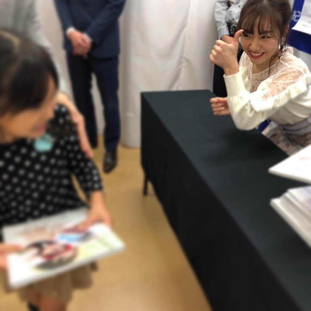 須田亜香里さんのインスタグラム写真 - (須田亜香里Instagram)「11月10日(土) 写真集お渡し会@大阪 （紀伊国屋書店グランフロント大阪店さま） 老若男女、幅広い層の方に来ていただきました。 大阪はすでに行った東京、名古屋と比べて赤ちゃん連れのお母様や、子供たちが多かったことが印象的でした！ いつも関西から会いに来てくれる皆の愛、待っててくれる皆の愛、どちらも感じました^^ #写真集お渡し会 #可愛くなる方法 #大阪 #私服 #lilybrown #テーマ #モテ服 #須田亜香里の服」11月23日 0時04分 - akarisuda