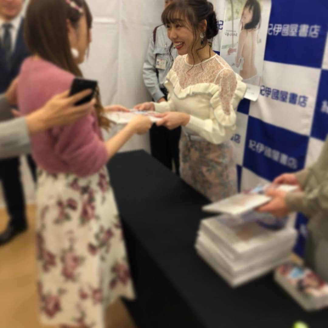 須田亜香里さんのインスタグラム写真 - (須田亜香里Instagram)「11月10日(土) 写真集お渡し会@大阪 （紀伊国屋書店グランフロント大阪店さま） 老若男女、幅広い層の方に来ていただきました。 大阪はすでに行った東京、名古屋と比べて赤ちゃん連れのお母様や、子供たちが多かったことが印象的でした！ いつも関西から会いに来てくれる皆の愛、待っててくれる皆の愛、どちらも感じました^^ #写真集お渡し会 #可愛くなる方法 #大阪 #私服 #lilybrown #テーマ #モテ服 #須田亜香里の服」11月23日 0時04分 - akarisuda