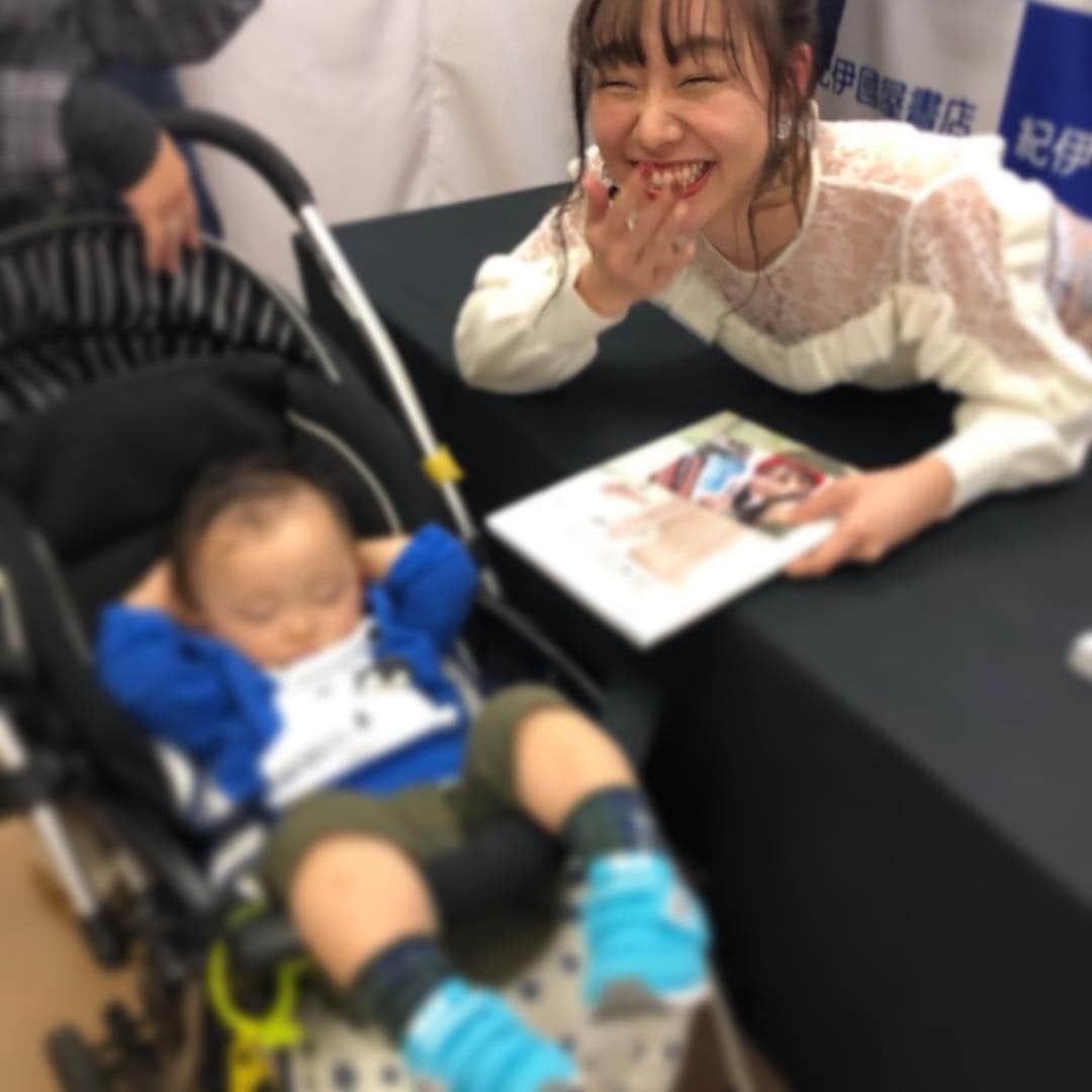 須田亜香里さんのインスタグラム写真 - (須田亜香里Instagram)「11月10日(土) 写真集お渡し会@大阪 （紀伊国屋書店グランフロント大阪店さま） 老若男女、幅広い層の方に来ていただきました。 大阪はすでに行った東京、名古屋と比べて赤ちゃん連れのお母様や、子供たちが多かったことが印象的でした！ いつも関西から会いに来てくれる皆の愛、待っててくれる皆の愛、どちらも感じました^^ #写真集お渡し会 #可愛くなる方法 #大阪 #私服 #lilybrown #テーマ #モテ服 #須田亜香里の服」11月23日 0時04分 - akarisuda