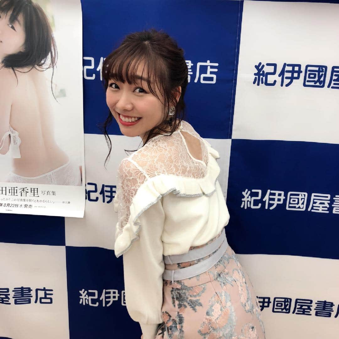 須田亜香里さんのインスタグラム写真 - (須田亜香里Instagram)「11月10日(土) 写真集お渡し会@大阪 （紀伊国屋書店グランフロント大阪店さま） 老若男女、幅広い層の方に来ていただきました。 大阪はすでに行った東京、名古屋と比べて赤ちゃん連れのお母様や、子供たちが多かったことが印象的でした！ いつも関西から会いに来てくれる皆の愛、待っててくれる皆の愛、どちらも感じました^^ #写真集お渡し会 #可愛くなる方法 #大阪 #私服 #lilybrown #テーマ #モテ服 #須田亜香里の服」11月23日 0時04分 - akarisuda