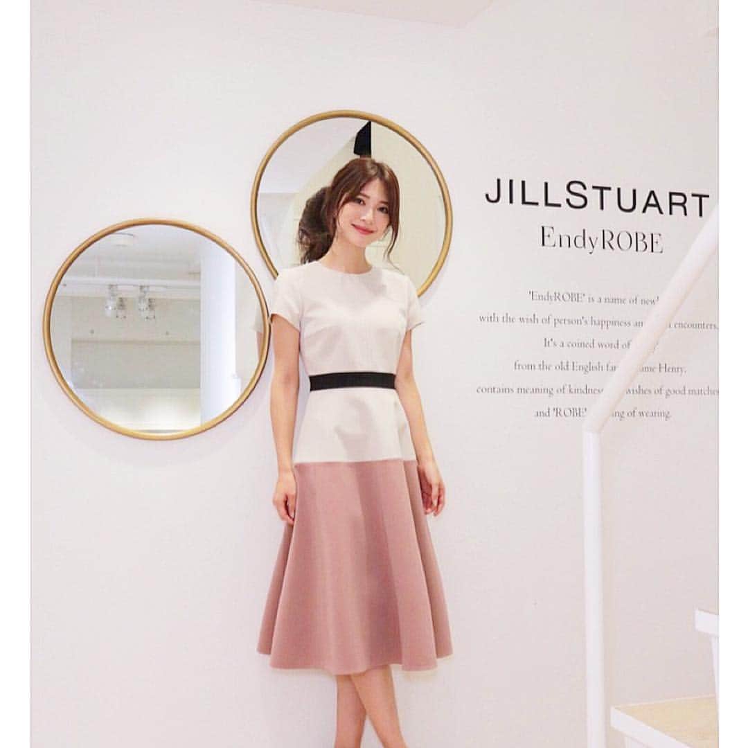 西山真以さんのインスタグラム写真 - (西山真以Instagram)「* @jillstuart.jp の新ライン《Endy Robe》の発表会にお邪魔してきました。 . JILLSTUARTらしい可愛らしさもありつつ、落ち着いた上品な大人の女性像をイメージさせるデザインの数々。 . せっかくなので、普段なかなか着ないようなsweetなワンピースを試着させていただきました♥︎ ピンクを纏うと自然と優しい気持ちになるような。 着るものによって、気持ちや所作まで変わるものだからお洋服選びって大切ですね。 といいつつ、、結果blackのセットアップをお持ち帰りしました☺️ . 普段はもちろん、二次会などでも使えそうなレースアイテムやオケージョンが豊富だったので、お探しの方は是非見に行ってみてください♪ . . #jillstuartendyrobe #jillstuart_jp #js_aoyama」11月23日 0時52分 - mai0830