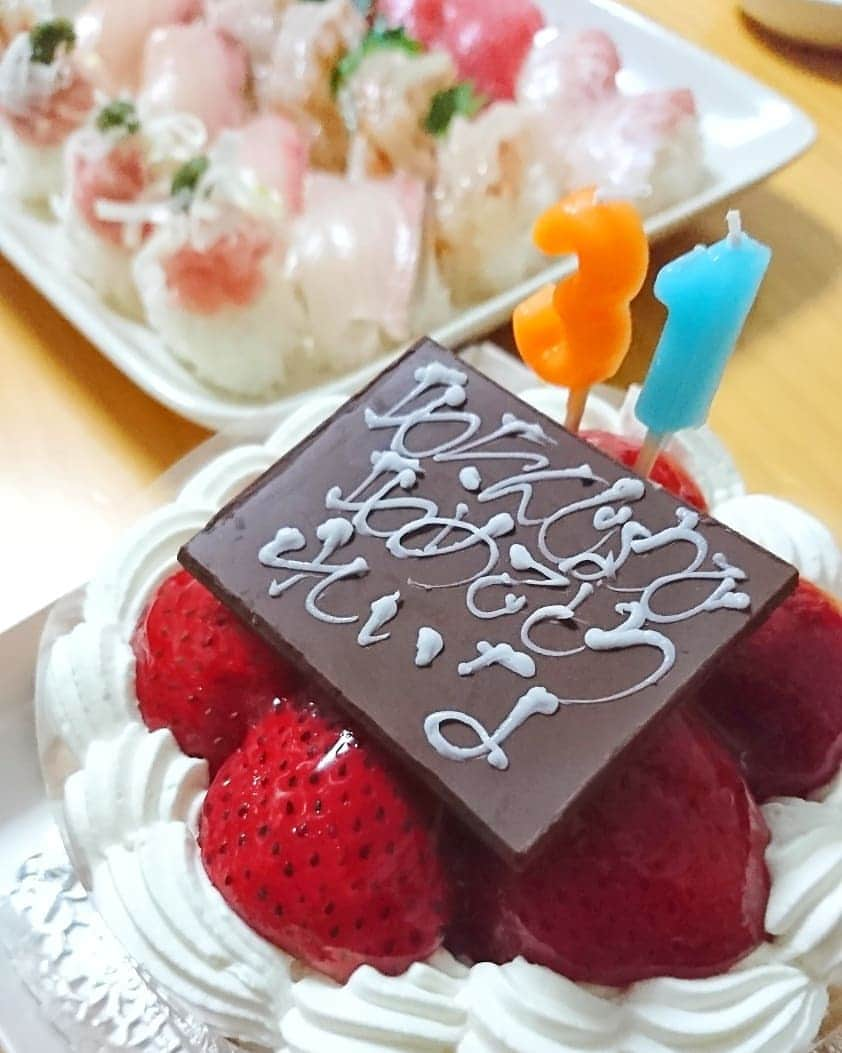 足立玲菜さんのインスタグラム写真 - (足立玲菜Instagram)「無事お誕生日を迎えられました(´- `*) お祝いしてくださった方々ありがとうございました🙆31もがんばりまーす🍦🍨 #mybirthday #1122 #11月22日 #誕生日 #ありがとう #ケーキおいしかった #japanesemodel #japanesegirl #お祝いごはん #また１年頑張ろ」11月23日 1時25分 - reina_adachi