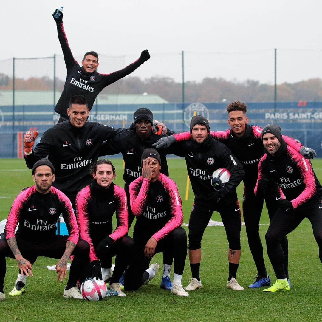 パリ・サンジェルマンFCさんのインスタグラム写真 - (パリ・サンジェルマンFCInstagram)「🔝👏🏻😄 Today’s winners Les vainqueurs du jour . #PSGtraining #ICICESTPARIS #AllezParis #ParisSaintGermain #Paris #Football」11月23日 1時54分 - psg