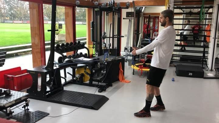 ファビオ・ボリーニのインスタグラム：「Pre training game prep 🔴⚫️ @acmilan using @neuroexcellence #laziomilan #forzamilan #neuroexcellence」