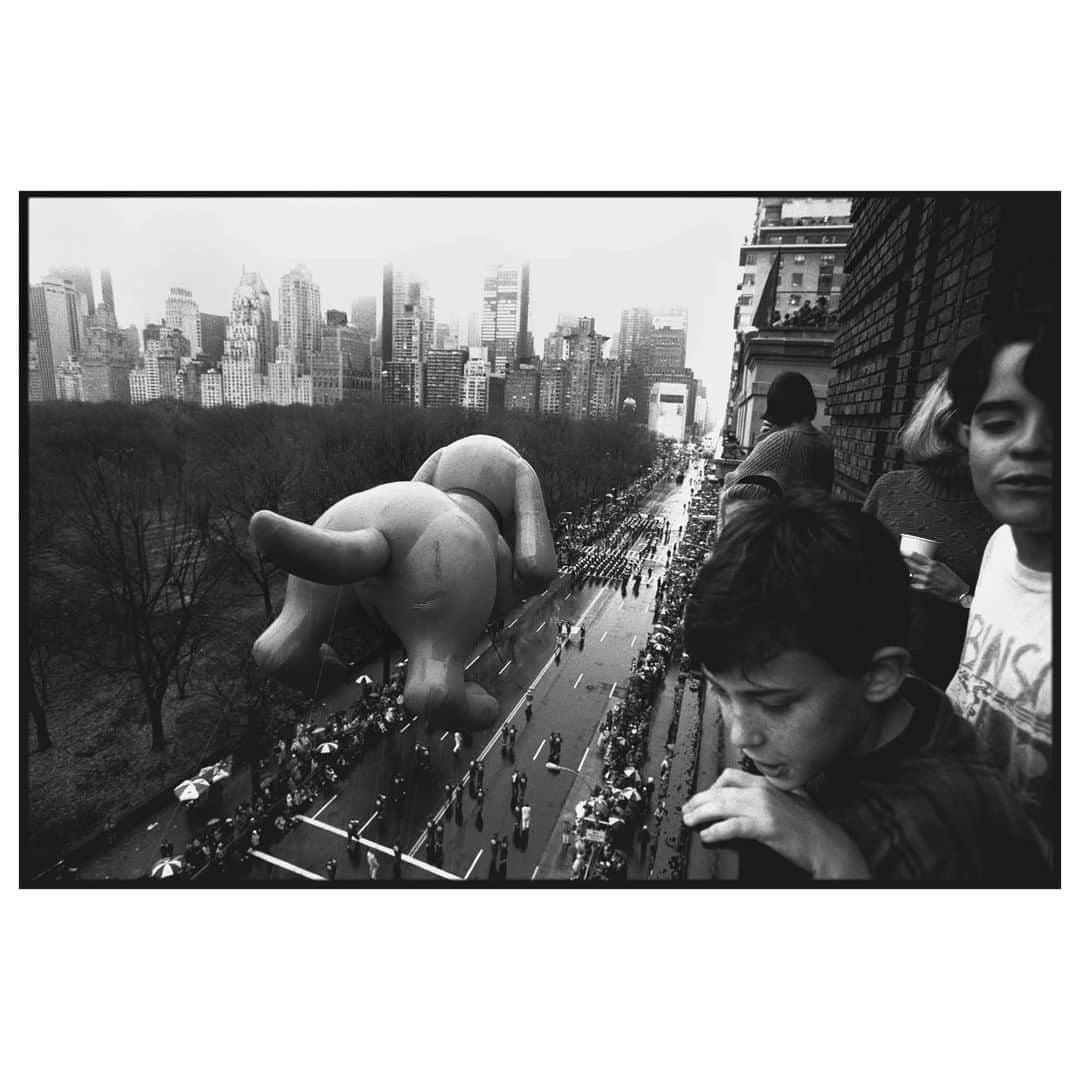 Magnum Photosさんのインスタグラム写真 - (Magnum PhotosInstagram)「To mark Thanksgiving today, we are looking back at images of the famous Macy’s Thanksgiving Day Parade taken by Magnum photographers over the last 50 years. . PHOTO: Balcony overlooking the Thanksgiving Day Parade on Central Park West. New York City, USA. 1992 . © @burtglinnphoto/#MagnumPhotos . #BurtGlinn #thanksgiving #Macys #MacysThanksgivingDayParade」11月23日 4時00分 - magnumphotos