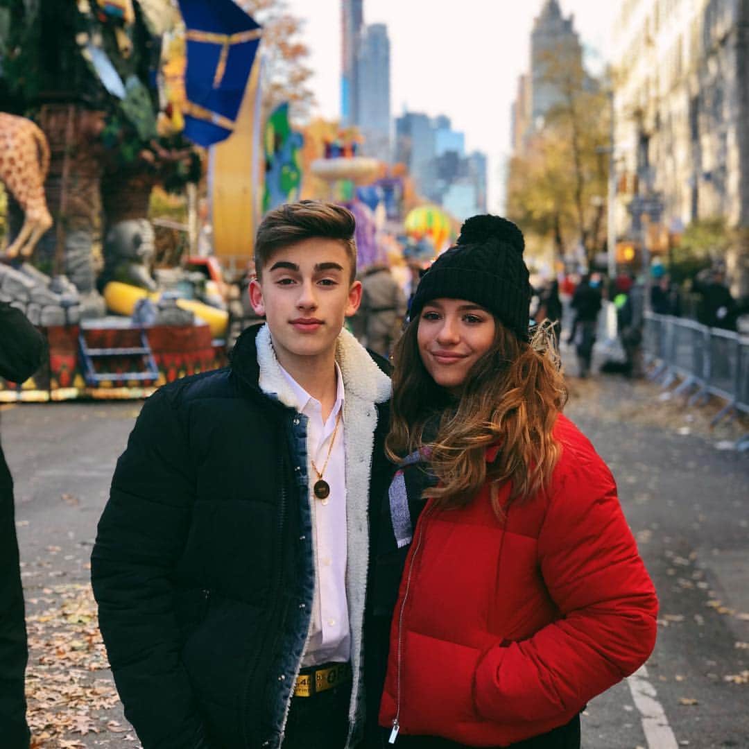 ジョニー・オーランドのインスタグラム：「such an incredible experience performing What If in the @macys parade today. feeling very thankful right now!!❤️🦃 #ShotOniPhoneXR」