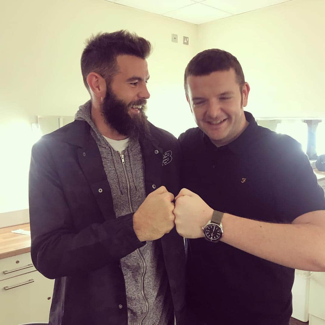 ジョー・レドリーのインスタグラム：「Last Saturday with super Kevin Bridges after his show. One funny bugger 👊🏻」