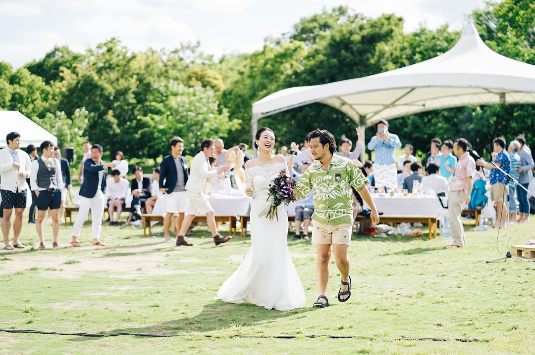 【CRAZYWEDDING_大阪支社】のインスタグラム：「・ 「結婚式は外でもできる。」 ・ 結婚式用に作られた場所でなくても シャンデリアやスポットライトがなくても 大切な人たちと かけがえのないパートナーがいれば そこは特別な場所になる。 ・ ・ concept : 杯の唄 producer : @cw_tomoya_takahashi_  art direction : @iida.satoshi  flower : @giraffe_flower photo : @kuppography / @moments.ink movie : @maimai_tomatoredmotion hair and makeup : @ikki919 MC : @mc_nishigaki . . #結婚式に自由を  #crazywedding #クレイジーウェディング #ブライダル #結婚式 #オリジナルウェディング #コンセプトウエディング #結婚式準備 #卒花嫁 #プレ花嫁 #花嫁diy #ウェディングフォト #全国のプレ花嫁さんと繋がりたい #日本中のプレ花嫁さんと繋がりたい #結婚式レポ #前撮り #weddingtbt #marry花嫁 #weddingphoto #2018秋婚 #art #instagood #野外ウェディング #高砂 #outdoorwedding # #芦屋 #新郎衣装 #花嫁ドレス #ブーケ」