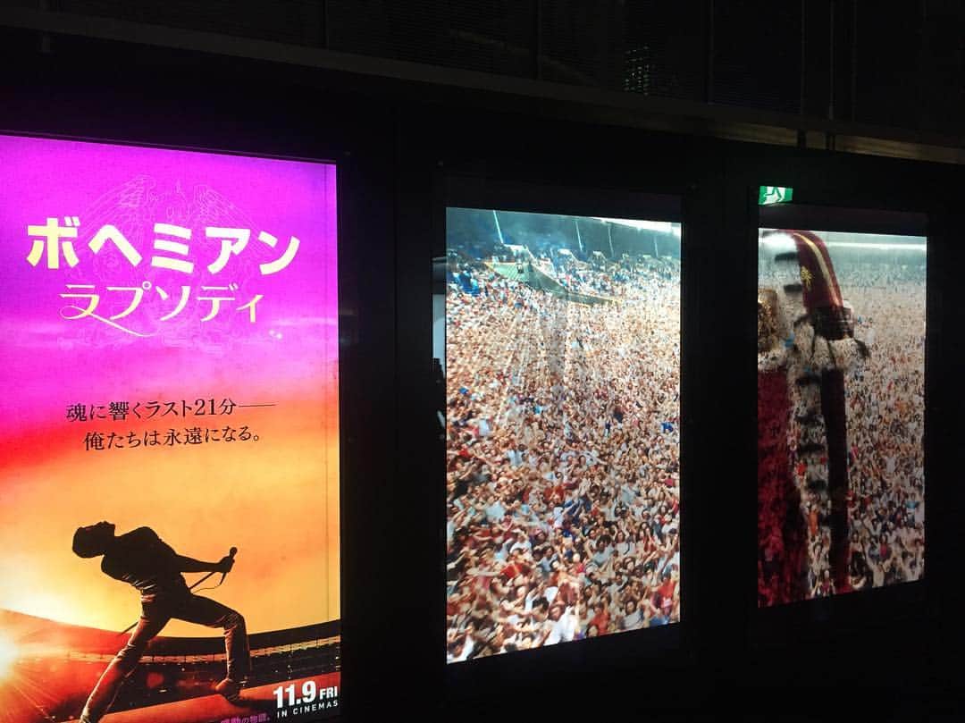須黒清華のインスタグラム：「ボヘミアンラプソディー観てきました🎶 QUEENってそんなに知らないから楽しめるかなぁ… って思ってましたが、全然‼︎ 聞いたことのある曲ばかりでした😍 さらに、ムーランルージュやGREE、SMASHなどのミュージカルでも使われている曲がたくさんあって興奮✨ 最後のライブエイドのシーンは感動したなぁ。 あれだけの人を熱狂の渦に巻き込めるミュージシャンって最高にかっこいい✨ QUEENの曲がずっとリフレインしてます🎶 #ボヘミアンラプソディー #queen #liveaid」