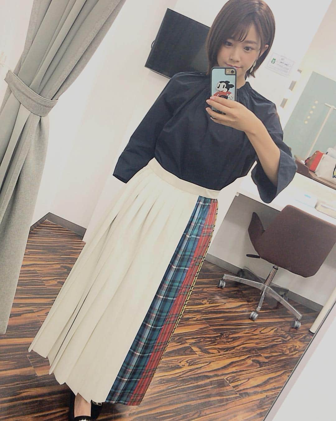 のインスタグラム：「📺 今週もoha4ご覧いただきありがとうございました！ 来週から通常の4:00〜5:50の生放送になりますのでまた早朝からたっぷりとお願い致します🌞 . . abema&oha4でお世話になった衣装です👗 そして明日はJリーグタイム⚽️ 今週末もお願い致します！ ▷11/24(土)21:00〜生放送 NHK bs1「Jリーグタイム」 #abematv#oha4#おはよん#衣装」