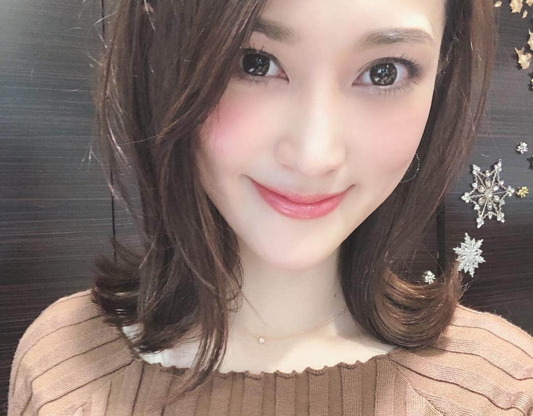 Sayuri（岸岡小百合）さんのインスタグラム写真 - (Sayuri（岸岡小百合）Instagram)「* 先日laura mercierの @jojitsuchiya さんに クリスマスコフレを使用した 旬なメイクをしていただきました❤️ * 銀座三越限定のアイシャドウパレットは もう売り切れそうなのだとか😱‼️急がなきゃ‼️ ローラメルシエのクリスマスコフレは可愛すぎる❤️ * 使ったものはこちら❤️ ■アイカラー: ・アイベーシックス リネン ・キャビアスティック アイカラー アメジスト ・キャビアスティック アイカラー ローズゴールド ・ナイトアウト アイ シャドウ パレット※銀座三越限定(左側の4色を使用) ・ロングウェアクリームアイペンシル バイオレット * ■ブラッシュカラー: ・ブラッシュ カラー インフュージョン キールロワイヤル ・フェイスイルミネーター ディボーション(ハイライトに使用) * ■リップカラー ・スターライト ミニリップ グラッセ コレクション 【11月21日(水)限定発売】中に入っている下記2色を使用。 ・リップグラッセ ボンボン(限定色) ・リップグラッセ ローズゴールド アクセント(限定色) ・リップペンシル プラムベリー * ブラッシュカラーインフュージョンは ずっと売り切れていて欲しかったアイテム‼️ @jojitsuchiya さんにメイクしていただき、 程よい血色感と秋らしさが可愛くて 我慢しきれず買って帰りました🤣笑 * アイシャドウも本当に使いやすいし、 いろいろ遊べるカラー❤️左の4色を使用。 アイラインはバイオレットにしていただきました♪ 使いやすいし、大人っぽく優しい雰囲気になれますよ✨ * どれも素敵なアイテムばかり‼️ Jojiさん、ありがとうございました😊💄 #コフレ #クリスマスコフレ #ローラメルシエ  #lauramercier  #ブラッシュカラーインフュージョン #キールロワイヤル #ナイトアウトアイシャドーパレット #メイクモデル #美容ブロガー」11月23日 15時58分 - sayuuringo