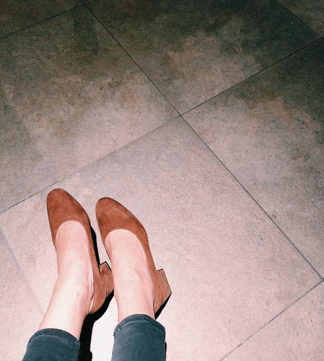広瀬未花さんのインスタグラム写真 - (広瀬未花Instagram)「安定の(@pellico_official ) ペリーコのブーツとシンプルなパンプスなんだけど、どちらもヒールが太めでしっかりしているので 長時間履いてても疲れない。。カジュアルコーデにぴったりでコスパ良し☆ ・ 親戚が靴のデザイナーで色々なブランドの靴を生産するメゾンだったこともあり、単純に靴が好きだったので幼い頃から色々な靴を履いてきたけど、、 本当にデザインがお気に入りで、尚且つ履いててノンストレスな物にはなかなか出会えないもの。。 ・ 同じヒールの高さでも、ブランドによって木型から製法も全然違うもんね。。 デザインが可愛くて、衝動的に買ってしまうことが今まで沢山あったけど、年末の大掃除にむけての靴箱を整理していて改めようと思いました(笑)  #pellico_official  #boots #shoes」11月23日 16時27分 - micahirose