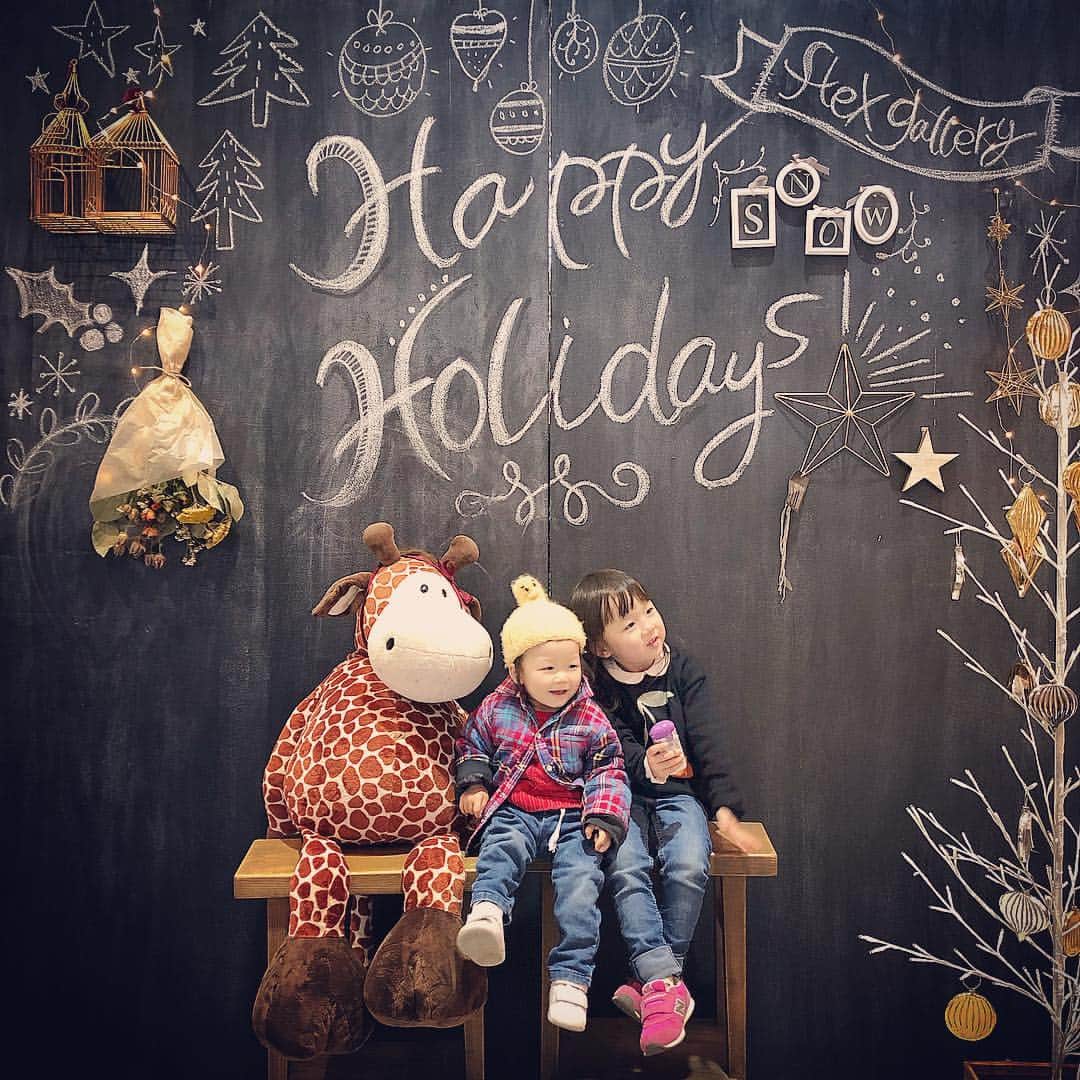 kyokkyのインスタグラム：「今日は宇品へ🥰 かわいいPhoto Boothがありました🎄 #FLEXGALLERY #フレックスギャラリー」
