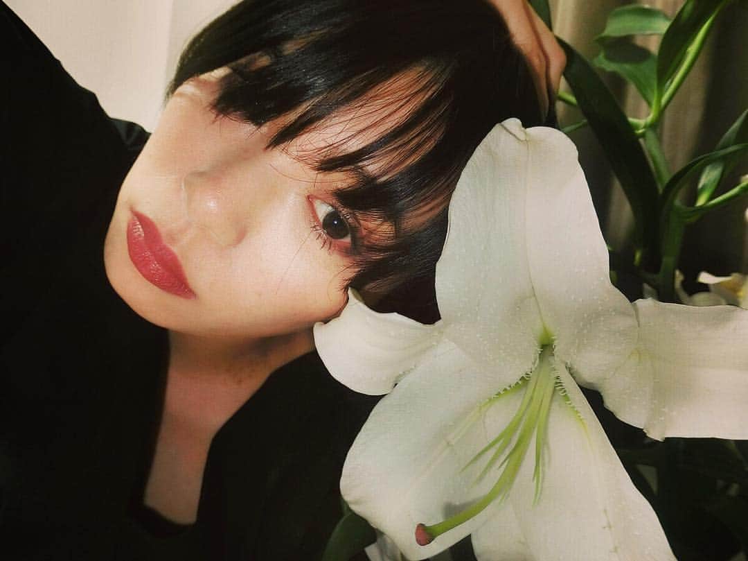 misaki saitoのインスタグラム：「22日、誕生日迎えました。 ついでに1年半くらい伸ばしてた髪の毛も心機一転てことでショートに✂︎✂︎✂︎ ずっと当たり前にしてたマツエクもカラコンもやめて大人になったなーと思うw そして昨日はDMでもたくさんお祝いの言葉と共にショートの評判がとても良くてびっくり🤭❤️ 毎回雑なオーダーするのにちゃんと理想通りにしてくれるゆーじくんには感謝でしかない🙌🏻❤️ 28歳もたくさん笑って過ごせるようにしていこう💐💐 . #japan #tokyo #shibuya #afloatworld #mybirthday #hbd #birthdaygirl #me #1990 #1122 #28 #flower #new #hair #style #happy #girl #black #instagood #time #day #2018 #右目隠れちゃった #お花もらって嬉しい」