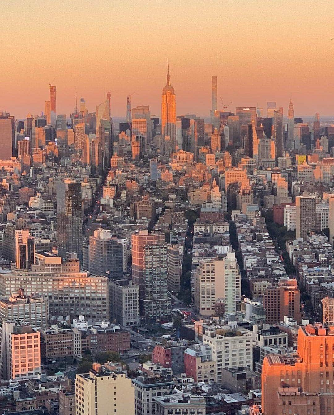 ELLE DECORさんのインスタグラム写真 - (ELLE DECORInstagram)「A stunning sunset over New York to close out Thanksgiving 🍂✨ #regram 📸: ELLE DECOR Editor in Chief @whowhatwhit」11月23日 8時01分 - elledecor