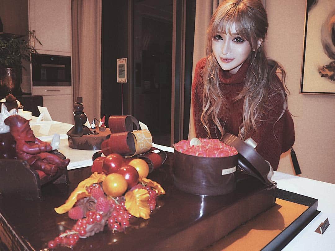 小原優花さんのインスタグラム写真 - (小原優花Instagram)「れみちゃんのバースデーケーキで初めてオーダーした、❤️ルワンジュ東京❤️《 @louange.tokyo 》のクリスマスケーキお披露目会に行ってきました🎂🎄💕💕 ・ どれも信じられないくらい可愛かったです！🤣💓 ・ ・ オーダーケーキやウェディングケーキでも有名な @louange.tokyo さん、この見た目の美しさだけでなくスイーツとしてもとーーーっても美味しいんです🍰🌹😍💞 ・ チーズのマカロンとか感動しちゃうレベル、、🤭💕 ・ ぜひクリスマスにまたオーダーしたいです！！♡🎅✨ ・ ・ #ルワンジュ東京 #louangetokyo #クリスマスケーキ #オーダーケーキ #お祝い #記念日 #パーティー #大好きなテディベアのケーキも有名」11月23日 8時38分 - yunkoro519
