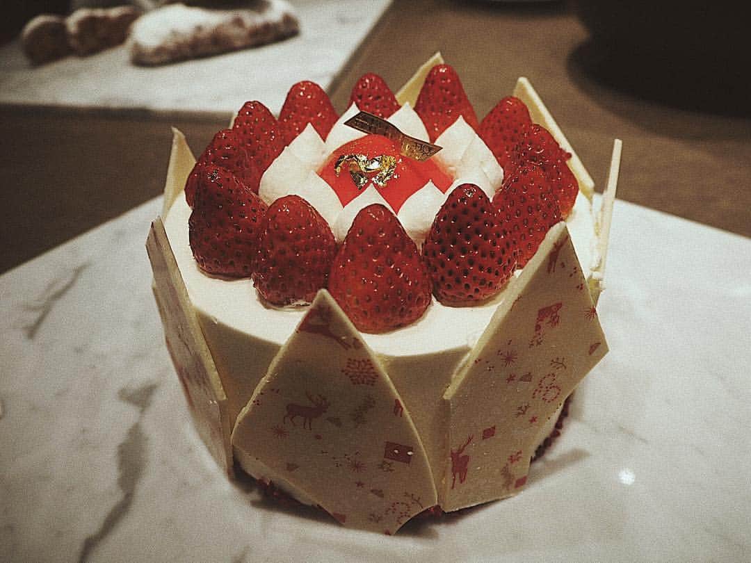 小原優花さんのインスタグラム写真 - (小原優花Instagram)「れみちゃんのバースデーケーキで初めてオーダーした、❤️ルワンジュ東京❤️《 @louange.tokyo 》のクリスマスケーキお披露目会に行ってきました🎂🎄💕💕 ・ どれも信じられないくらい可愛かったです！🤣💓 ・ ・ オーダーケーキやウェディングケーキでも有名な @louange.tokyo さん、この見た目の美しさだけでなくスイーツとしてもとーーーっても美味しいんです🍰🌹😍💞 ・ チーズのマカロンとか感動しちゃうレベル、、🤭💕 ・ ぜひクリスマスにまたオーダーしたいです！！♡🎅✨ ・ ・ #ルワンジュ東京 #louangetokyo #クリスマスケーキ #オーダーケーキ #お祝い #記念日 #パーティー #大好きなテディベアのケーキも有名」11月23日 8時38分 - yunkoro519