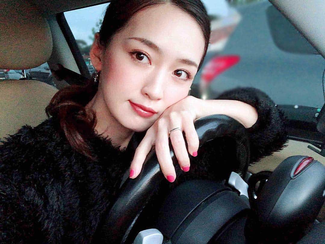 のインスタグラム：「サンディエゴも寒くなってきましたが、この季節の夕暮れ時が美しくて大好き🥰 この日も空があまりにキレイだったから、外出先の駐車場で日が暮れるのをじーっと眺めてから帰りました🌇❤︎ #zaraニット #カラスみたい と言われた😂w でも#お気に入り ❤︎w #シャギーニット #knit #zara #ザラジョ #sandiego  #sanset #夕日 #夕暮れ時 #🌇」