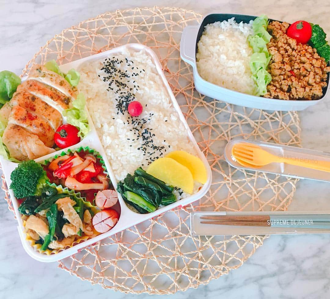 本田しおりのインスタグラム：「#今日のお弁当  #鶏胸肉のソテー#ほうれん草と油揚げの煮浸し#トマトとしめじの甘辛味噌和え#ウインナー#たくあん#野沢菜  #キーマカレー風そぼろ弁当  お味噌汁とリンゴも付けたよね  #お弁当 #本田ご飯 #本田弁当」