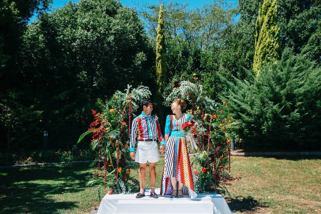 【CRAZYWEDDING_大阪支社】のインスタグラム：「・ 「結婚式はウェディングドレス」 って、誰が決めた？ ・ 好きな色 好きな柄の布を組み合わせて ふたりのためだけに 作ってくれる ふたりにしか似合わない お気に入りの洋服。 ・ もちろん、ウェディングドレスもいい。 ・ 自分が意思を持って選ぶ一着が きっと結婚式にふさわしい衣装。 ・ ✴︎special thanks✴︎ @yumpink914 ・ concept：「NOW ON」 Producer：Ayaka Kaneko/ @gon_chan46 Art Director：Nodoka Azuma/ @nodoka_azuma Iida Satoshi / @iida.satoshi  Photographer:JUNO/ @simizu_photo / /@ryoko_f Hair Make:Asami Tanoue/ @asamitano Florist：Gasse/ @gasse_c.b ・ #結婚式に自由を  #NOW_ON #crazywedding#CRAZY#クレイジーウェディング#クレイジー#大阪にもあるよ#crazyweddingwest#wedding#ウェディング#ブライダル#結婚式#オリジナルウェディング#コンセプトウエディング#ガーデンウエディング#結婚式準備#結婚準備#卒花嫁#プレ花嫁#花嫁#ウェディングフォト#関西プレ花嫁#結婚式レポ#前撮り#weddingtbt#marry花嫁#ウェディングニュース#weddingnews#weddingphotograph」