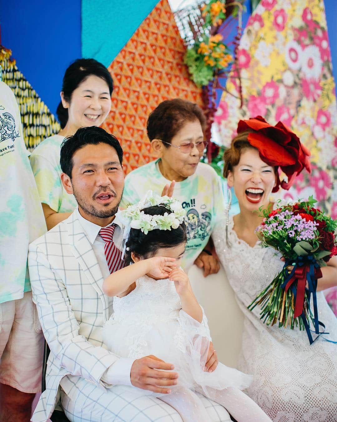 【CRAZYWEDDING_大阪支社】のインスタグラム：「・ 「親族は写真も遠慮しなきゃいけない。 だってお招きする側だから。」 って、本当？ ・ 一番お世話になった人、 一番長くふたりのストーリーを知ってる人に、 遠慮させてしまうなんて、 もったいない。 ・ 話したいなら話したいだけ、 写真は撮りたいだけ、 撮れるように。 ・ たくさんの人に近くに来て欲しいから 高砂はフラットに テーブルも無くしてしまおう！ ・ 一番楽しめる方法をゼロから。 当たり前に縛られずに、創り上げていくのが CRAZY WEDDING。 ・ ・ ✴︎special thanks✴︎ @yumpink914 ・ concept：「NOW ON」 Producer：Ayaka Kaneko/ @gon_chan46 Art Director：Nodoka Azuma/ @nodoka_azuma Iida Satoshi / @iida.satoshi  Photographer:JUNO/ @simizu_photo / /@ryoko_f Hair Make:Asami Tanoue/ @asamitano Florist：Gasse/ @gasse_c.b ・ #結婚式に自由を  #NOW_ON #crazywedding#CRAZY#クレイジーウェディング#クレイジー#大阪にもあるよ#crazyweddingwest#wedding#ウェディング#ブライダル#結婚式#オリジナルウェディング#コンセプトウエディング#ガーデンウエディング#結婚式準備#結婚準備#卒花嫁#プレ花嫁#花嫁#ウェディングフォト#関西プレ花嫁#結婚式レポ#前撮り#weddingtbt#marry花嫁#ウェディングニュース#weddingnews#weddingphotograph」