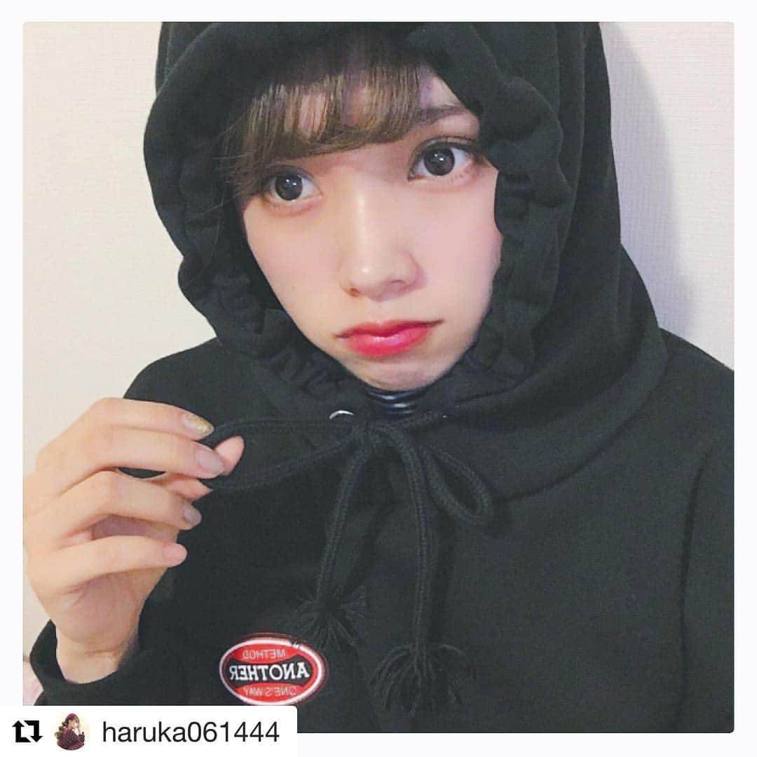 ガールズルールさんのインスタグラム写真 - (ガールズルールInstagram)「#Repost @haruka061444 ・・・ @girlsrule_officialの『(起毛) ANOTHERクロップドフーディー (t5581)』✨ 丈感が短くてインしなくても着れるのがすごく良い！ 胸元のワッペンがワンポイントでお気に入り😳💕 起毛だから着心地いいし暖かいからこれからの季節にピッタリ😆✨ . （スライドしてね） . . . #girlsrule#ガールズルール#韓国ファッション#韓国通販#パーカー#プルオーバーパーカー#レイヤード#ボーダー#プリーツスカート#ootd#fashion#プチプラ#プチプラコーデ#ブラックコーデ#秋冬#秋冬コーデ」11月23日 11時17分 - girlsrule_official