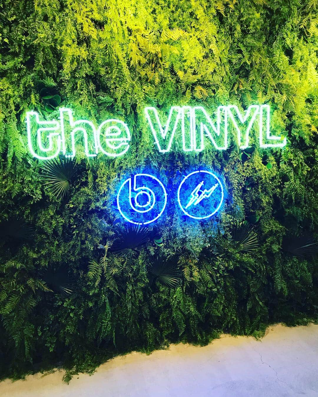 川谷絵音さんのインスタグラム写真 - (川谷絵音Instagram)「the VINYL Presented by Beats by Dr. Dre & Hiroshi Fujiwara 色んな人のプレイリスト聴くのが一番楽しい。本気のプレイリスト作りたいなぁ。そしてbeatsのヘッドフォン久々に使ったけど良い感じ。最近ずっとSONYの改造したやつだったので新鮮。定期的に変えるのもアリだな。YJYも一郎さんもヒロシさんもそれぞれ全然違うプレイリストでしばらく飽きなそう。耳合宿。 #beats」11月23日 11時58分 - indigolaend