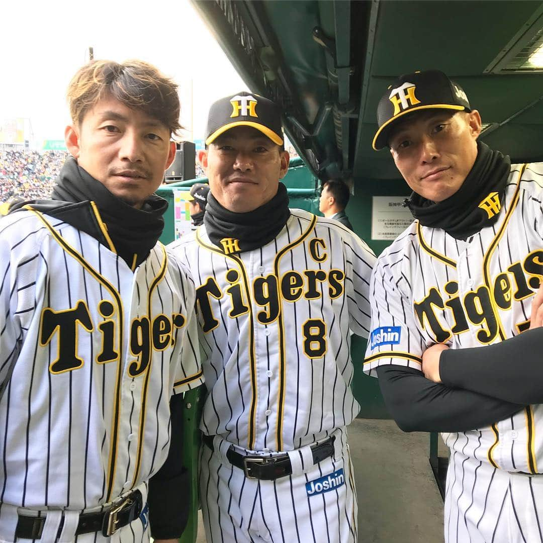 阪神タイガースさんのインスタグラム写真 - (阪神タイガースInstagram)「虎トークに出演前に豪華3ショット！ #鳥谷敬 選手 #福留孝介 選手 #糸井嘉男 選手 #ファン感謝デー #阪神タイガース」11月23日 14時45分 - hanshintigers_official