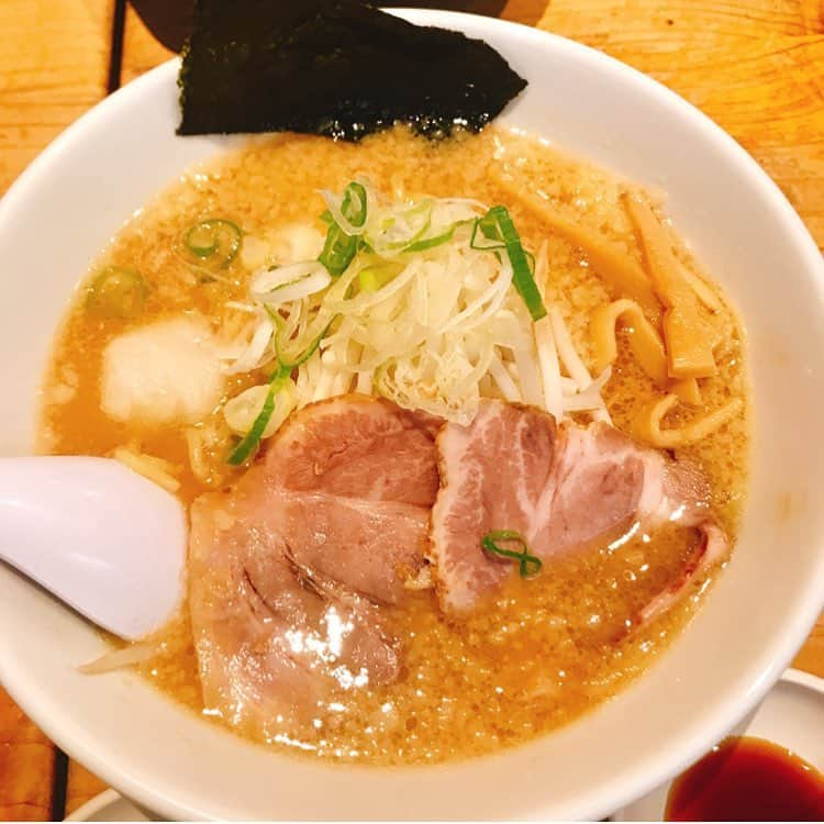 長澤茉里奈さんのインスタグラム写真 - (長澤茉里奈Instagram)「#野方ホープ 味噌ばっか食べてるまりだけど めちゃくちゃ美味しくて背脂の良さに気づきそうな感じ こってりだけどあっさり、まさにそんな感じ〜 こりゃ美味しいわ〜〜！！！ #長澤のらー活 #まりログ🐷」11月23日 14時51分 - marinanagasawa1008