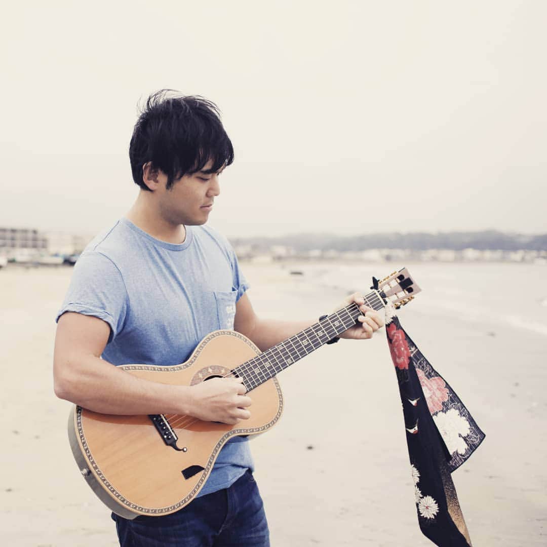 ジブリおじさんのインスタグラム：「少し前だけど、夏の終わりに鎌倉の海で写真を撮ってもらった。 ギター持ってアチコチ行くの大変すぎるけど、なんだかんだ旅先でギターを弾くのが好きだ。  Picture with my guitar taken at a beach in Kamakura, Japan.  #鎌倉 #七里ヶ浜 #アコギ #ギター旅行 #travelingjapan #guitarpic #kamakurajapan #beach #travelgram」