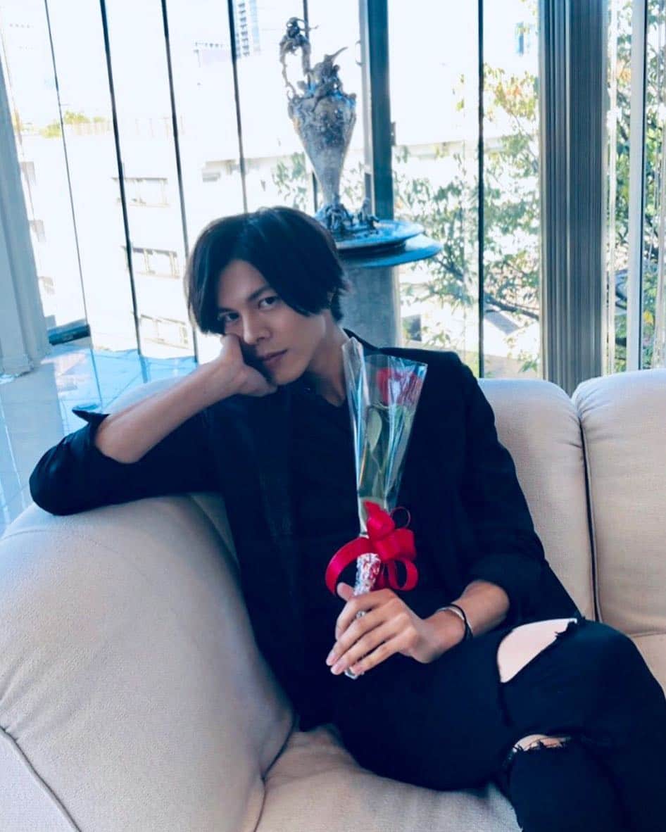 のインスタグラム：「🥀 薔薇を買いました。一輪。 もちろん、この感じで買ったのでお花屋さんに「こいつ絶対今日キメるな」って思われるな、と思ったんですが お花屋さんは、「あげるんですか？」(下向き)で聞いてきました。 誰が一人で薔薇とワインやねん。＠お風呂 とツッコミたくなりました。 🦹‍♀️🦹‍♀️🦹‍♀️ 初めて人に薔薇を渡しました。 口の悪い畑荒しを圭、圭のファンの皆さん、いつも可愛がってくれてありがとう。 そんな土地でも綺麗な薔薇が咲きましたので貴方に捧げます。 僕の初ローズを。セクシーローズを。 #細貝圭 #圭ファンの皆様 #10周年 #おめでとう #これからも #貴方の友達でいられるよう #勝手に生きていきます」