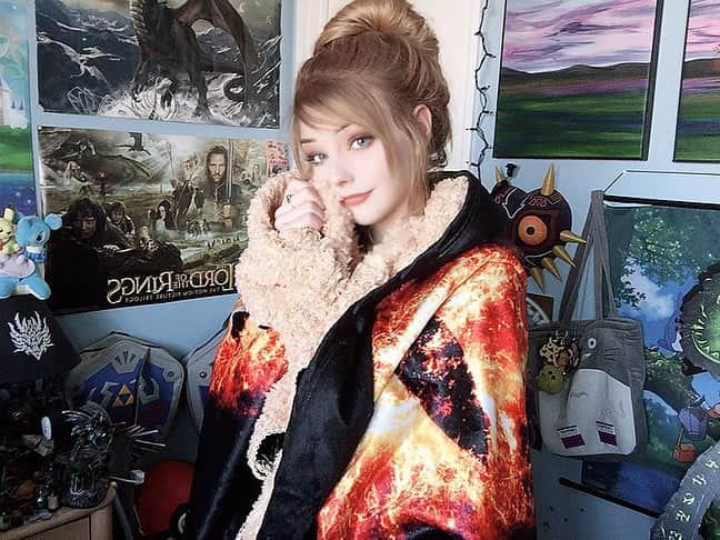 Nicole Eevee Davisさんのインスタグラム写真 - (Nicole Eevee DavisInstagram)「Getting ready to settle down comfy in front of the TV with snacks and my huge Sauron blanky for a long day of movies! 🍁 There are things I look forward to around this time of year more than the good food, I have a tradition in my house where we pick a day and watch the extended cut of the Lord of the Rings trilogy all the way through. For anyone who is feeling lonely or at a loss around this time of year like I do, you’re welcome to join in my tradition and watch it along with me as if we’re all sitting on a big couch together ♡ I hope you all had a beautiful day yesterday whether you celebrate Thanksgiving or not, I’m so incredibly thankful to receive such amazing love and support from my internet family and friends, especially through some of the things going on lately that are hard to talk about and handle, your encouragement and understanding makes the journey worth it to me 🍂  If you guys are wondering about the blanket I got a Black Friday discount code for @idolize.clothing ‘s store! ☺️ it’s code: “nicole10” and the blanket name is “Watching You”.」11月24日 2時12分 - eeveedavis