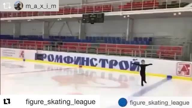 マキシム・ザボジンのインスタグラム：「#Repost @figure_skating_league with @get_repost ・・・ 🔥🔥🔥Черная Пятница в Лиге фигурного катания! 🔥🔥🔥 ⠀ 🎉Только 23 и 24 ноября при покупке видеоблога мы даём уникальную скидку в 30% и роняем цену с 10 до 7 тысяч рублей! 🎁 ⠀ Каждый мечтает, чтобы наш юных фигурист достиг спортивных высот, правда? 🥇 Для получения результатов 💪и выполнения сложных элементов в скольжении, необходимо проработать комплекс базовых упражнений, который направлен: ⚡на корректирование позиции таза и корпуса во время толчка ⚡на правильную работу колен ⚡на работу голеностопа. Комплекс так же содержит простые, но очень важные упражнения, направленные на правильную работу плечевого пояса✨, что очень важно для изучения сложных элементов (тройки, крюки, выкрюки и .тд.) Грамотное исполнение этих базовых упражнений научит юного спортсмена чувствовать свое тело, правильно переносить вес на опорную ногу во время исполнения того или иного элемента фигурного катания. ❄ ⠀ Программа включает в себя 18 базовых упражнений, которые активно используются в работе со спортсменами на всех этапах подготовки от юного фигуриста до МСМК и являются эффективным инструментом в работе над скольжением!👍 ⠀ ⏰Торопитесь приобрести видеоблог, пока есть время! Предложение актуально до 24 ноября включительно. 😉 ⠀ 📌Узнать подробнее и сделать покупку вы можете на нашем сайте по ссылке👇 https://ligafskate.ru/shop/videoblogi/videoblog-bazovoe-skolzhenie/」