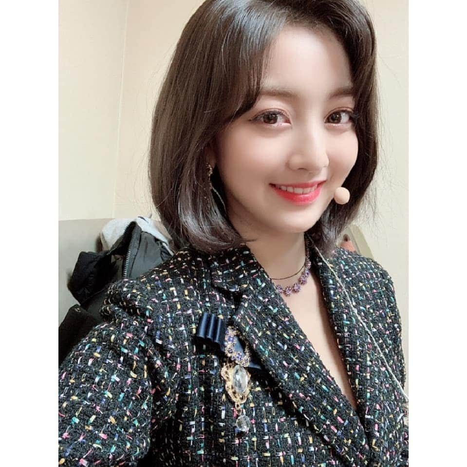 TWICEさんのインスタグラム写真 - (TWICEInstagram)「오늘 하루 짱 길었다 쇼챔 1위도 너무 고맙구 오늘 뮤뱅 2위도 짱 고마워요 히히 이제 음악방송은 인기가요 하나 남았네 화이팅화이팅  원스 잘자요🌙💜」11月24日 2時00分 - twicetagram