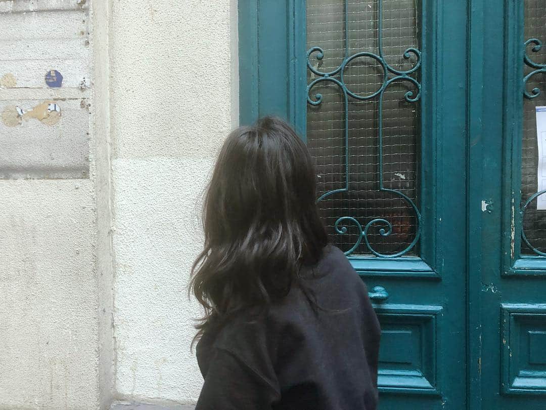 北澤 宏美さんのインスタグラム写真 - (北澤 宏美Instagram)「- 髪を見せたかったのに どうして黒を着てしまっているのだろう  Parisに連れてきたヘアアイテムはすべてLILAY  @lilay0510  普段はピンクのトリートメントバームを使っているけど 今回は新作フリーバームを主に使用（ブルーの入れ物）  ミディアムホールドな質感で 巻いてないのに揉み込んだらニュアンスヘアになったよ 髪傷まなくていいしラク！  保湿やリップケアにもなるから 荷物少なくてすむはずだけど そのまま全部持ってきたから意味ないね( ¤̴̶̷̤́ ‧̫̮ ¤̴̶̷̤̀ )  ここのアイテムは香りも好みで わたしの髪に合うみたい💙💗💜 ・ ・ @lilay0510 #lilay #リレイ #ヘアワックス #髪 #Paris #旅行アイテム」11月23日 18時01分 - romihy58