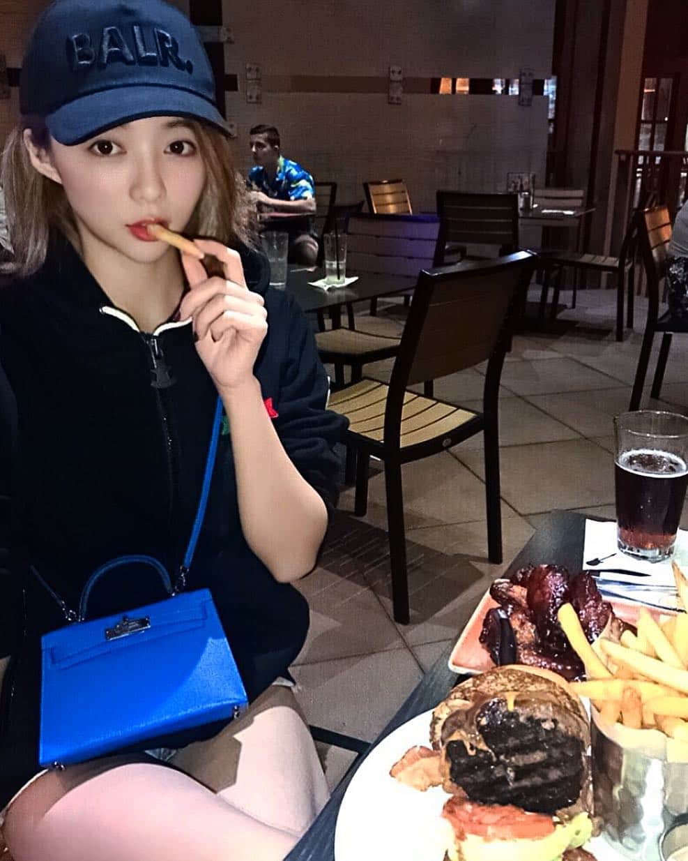 のインスタグラム：「EAT HARD😎 黒ビールうまい😋 . #hardrockcafe#eathard#causalwear#casualstyle#minikelly#kellyhermes#hermesbag#balr#cap#hawaiieats#lovetoeat#eateateat#ケリー#ハードロックカフェ#黒ビール」