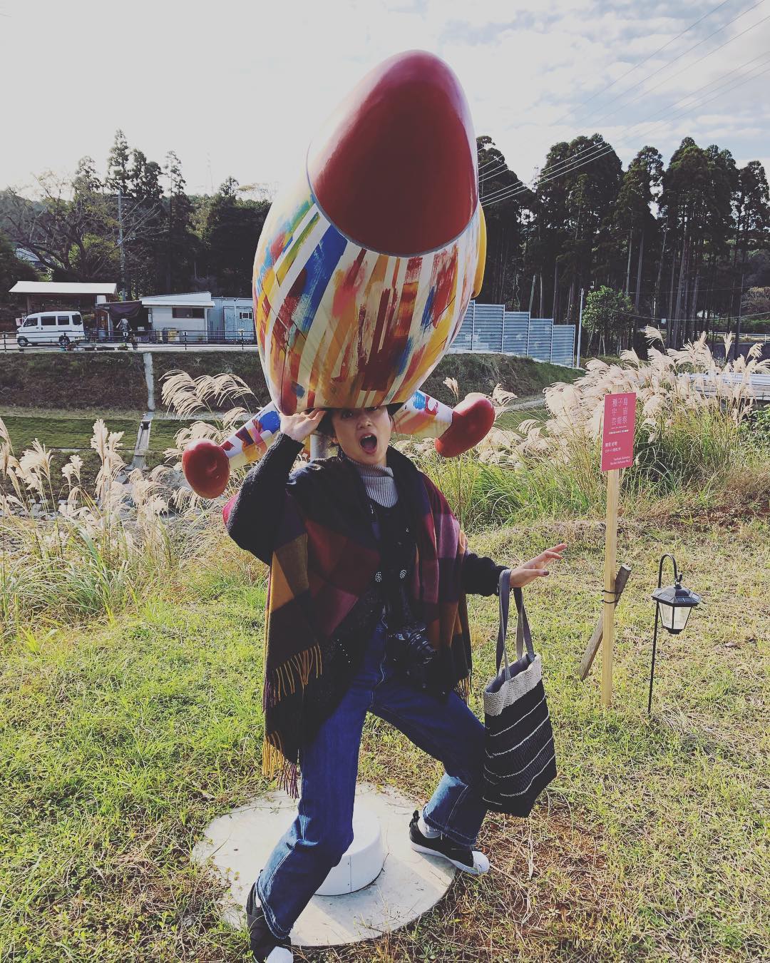 小林希さんのインスタグラム写真 - (小林希Instagram)「I am a rocket woman.. 種子島の宇宙芸術祭。 西之表にあるロケットを頭にかぶりにきました。 ちょっとあたたかくて、冬に頭ロケットはいいなと思いました。  ちなみに清流峡という宿の敷地にあって、お宿の方にいろいろお話をきき、今度泊まりにきたいなと思いました。 まだ、ネットなどでお宿の宣伝全くしてないという穴場です。  #journey #viaje #voyage #travel #japan #旅 #トラベル#島#島旅#週末島旅#island #japan#離島#canon#eosm6#種子島#tanegashima #鹿児島#kagoshima#宇宙芸術祭 #ロケット#清流峡」11月23日 18時06分 - nozokoneko