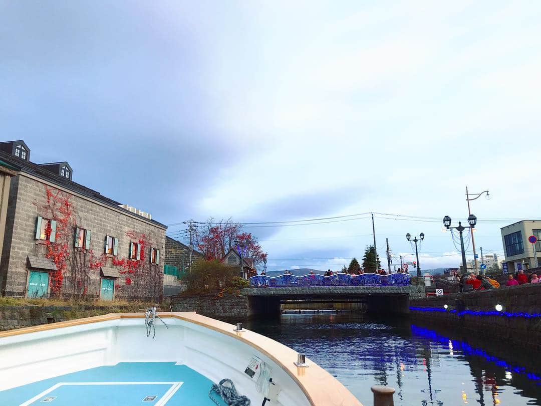 中城あすかさんのインスタグラム写真 - (中城あすかInstagram)「小樽運河クルーズ🚤 . 運河、倉庫についてなど歴史の説明を聞きながら。 . 小樽博物館と、小樽運河クルーズで歴史を少し知れました！ 学んでからの景色はまた違って見えたな😊 . #北海道#小樽#旅行#小樽運河クルーズ#小樽運河#港町#otaru#hokkaido」11月23日 18時08分 - asukanakajo