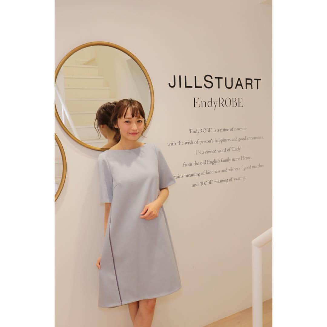 江本るり恵さんのインスタグラム写真 - (江本るり恵Instagram)「JILL STUARTの新ライン「Endy ROSE」発表会にて。 結婚式やちょっとしたお食事用に、水色ワンピース一目惚れでゲットです。 サイドのさり気ないパイピングが可愛い、、♡ アクセ沢山つけて着る❄️ #jillstuartendyrobe #jillstuart_jp #js_aoyama」11月23日 18時11分 - emotorurie