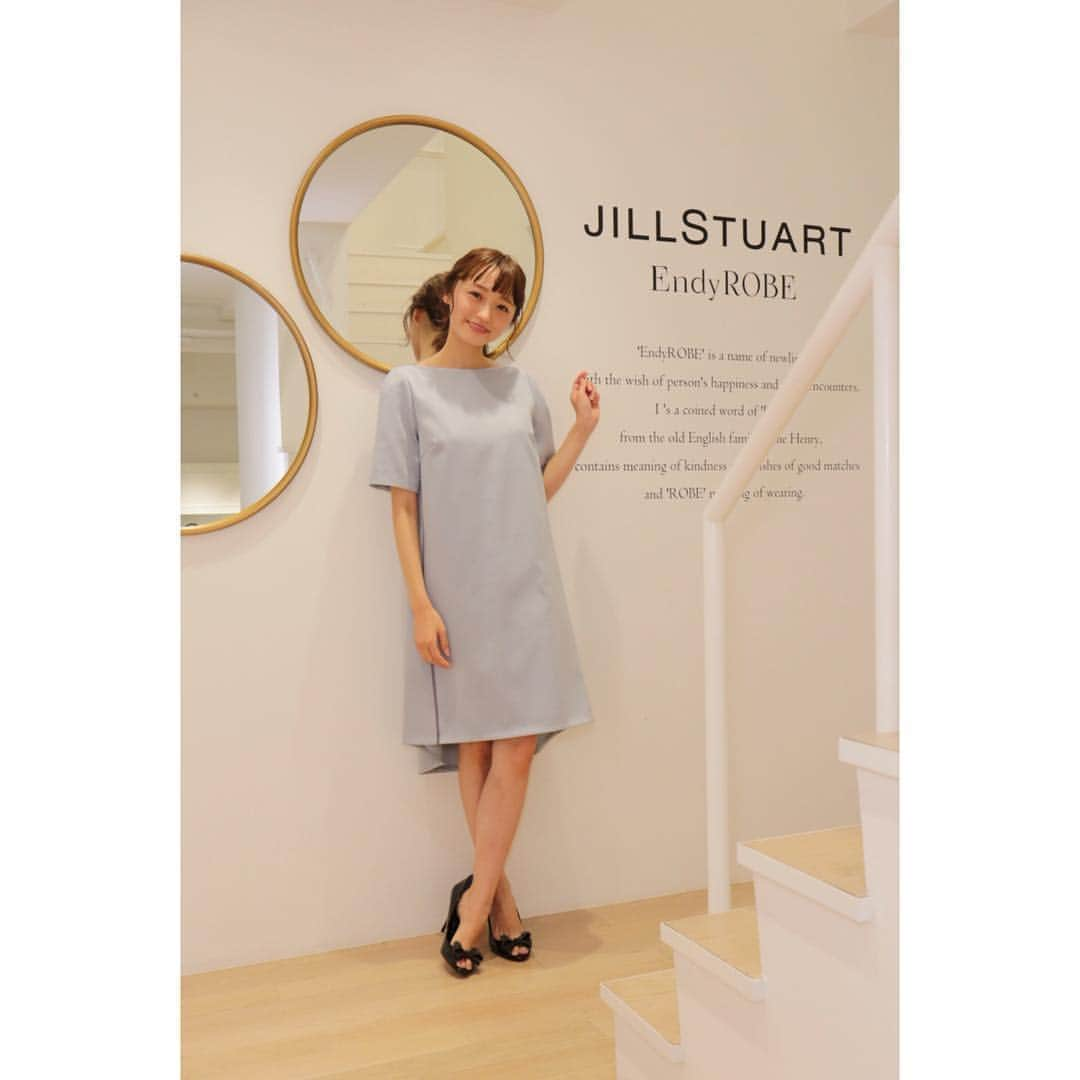 江本るり恵さんのインスタグラム写真 - (江本るり恵Instagram)「JILL STUARTの新ライン「Endy ROSE」発表会にて。 結婚式やちょっとしたお食事用に、水色ワンピース一目惚れでゲットです。 サイドのさり気ないパイピングが可愛い、、♡ アクセ沢山つけて着る❄️ #jillstuartendyrobe #jillstuart_jp #js_aoyama」11月23日 18時11分 - emotorurie